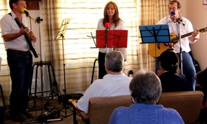 Bejaardes geniet Sangdag